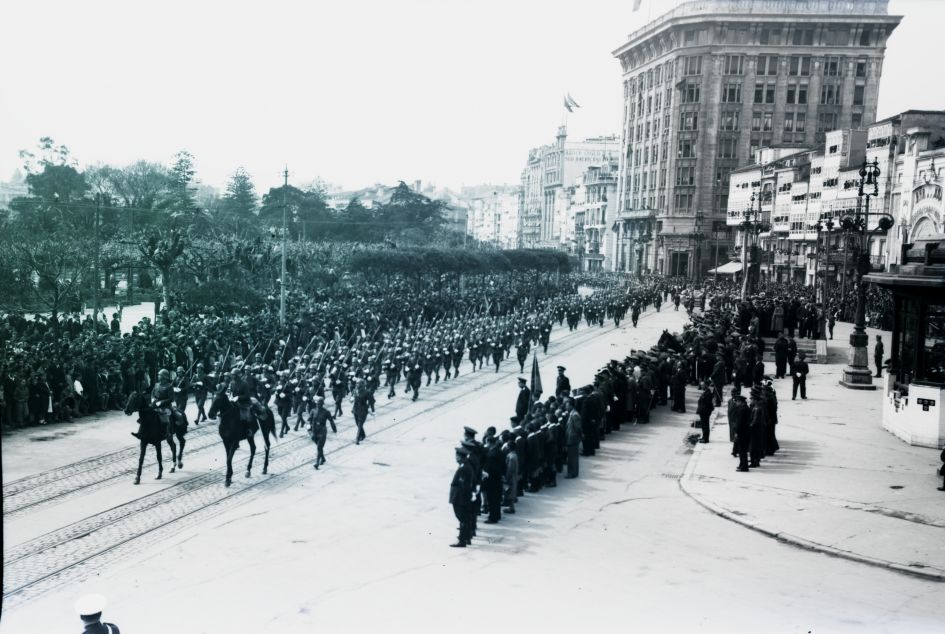 Portada del documento A Coruña [Visual] : [Desfile militar polo Cantón Grande].