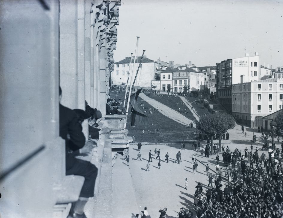 Portada del documento A Coruña [Visual] : [Acto de proclamación da Segunda República na praza de María Pita].