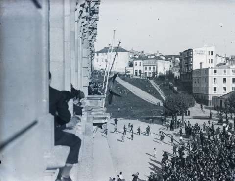A Coruña [Visual] : [Acto de proclamación da Segunda República na praza de María Pita].