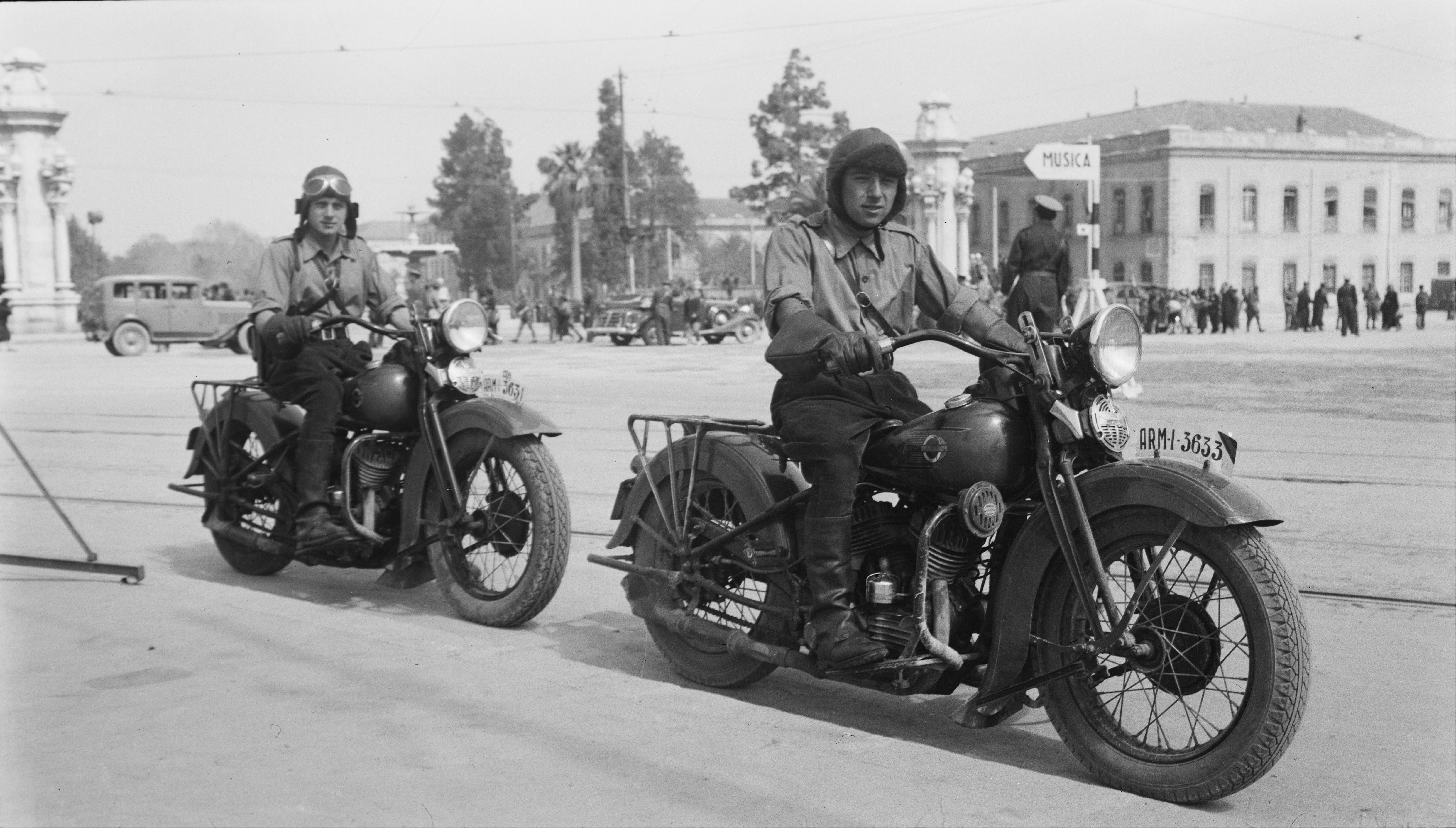 Portada do documento Corpo do exército de Galicia na Campaña de Levante. [Valencia: imposición da gravata de San Fernando ao grupo de Artillería?. Dous militares nas súas motos]